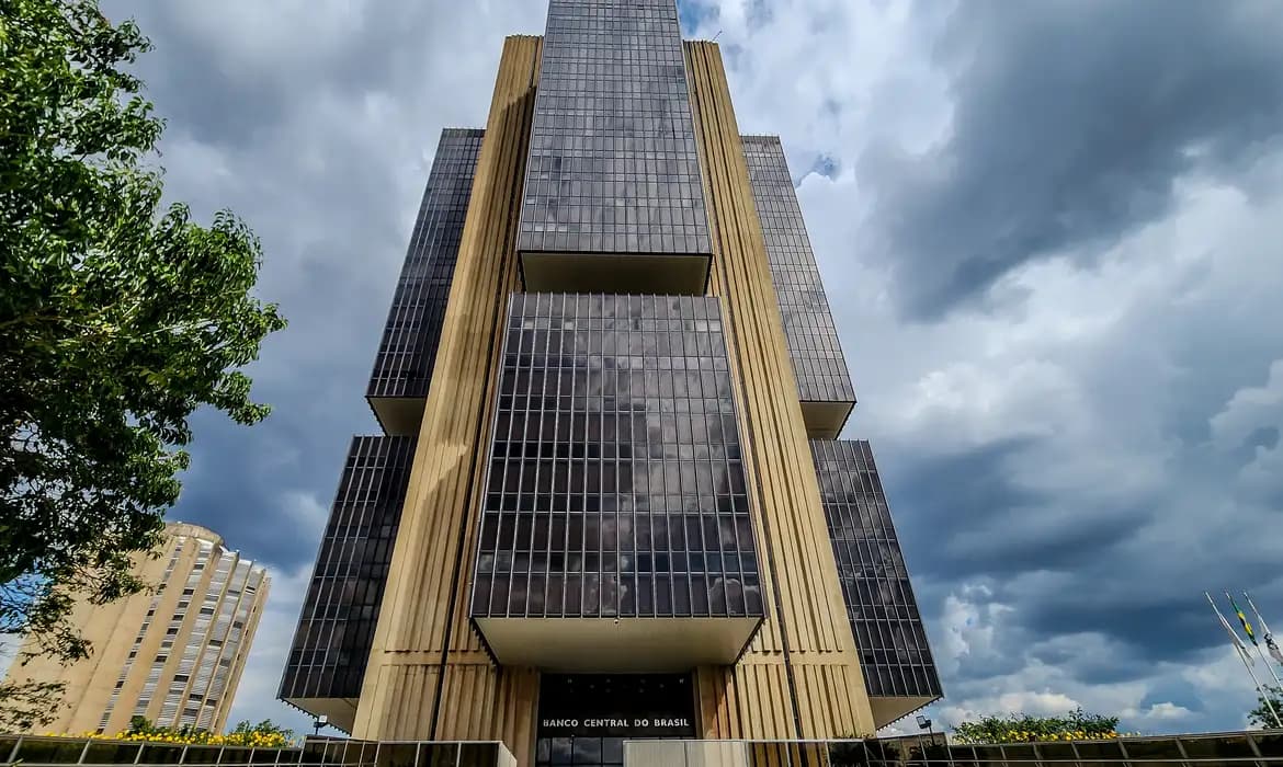 Selic atinge 15% ao ano: BC eleva juros para controlar inflação