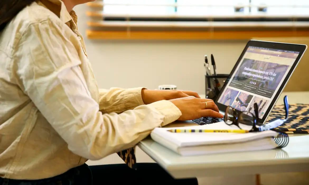 Trabalho remoto: pesquisa expõe péssimas condições em plataformas digitais