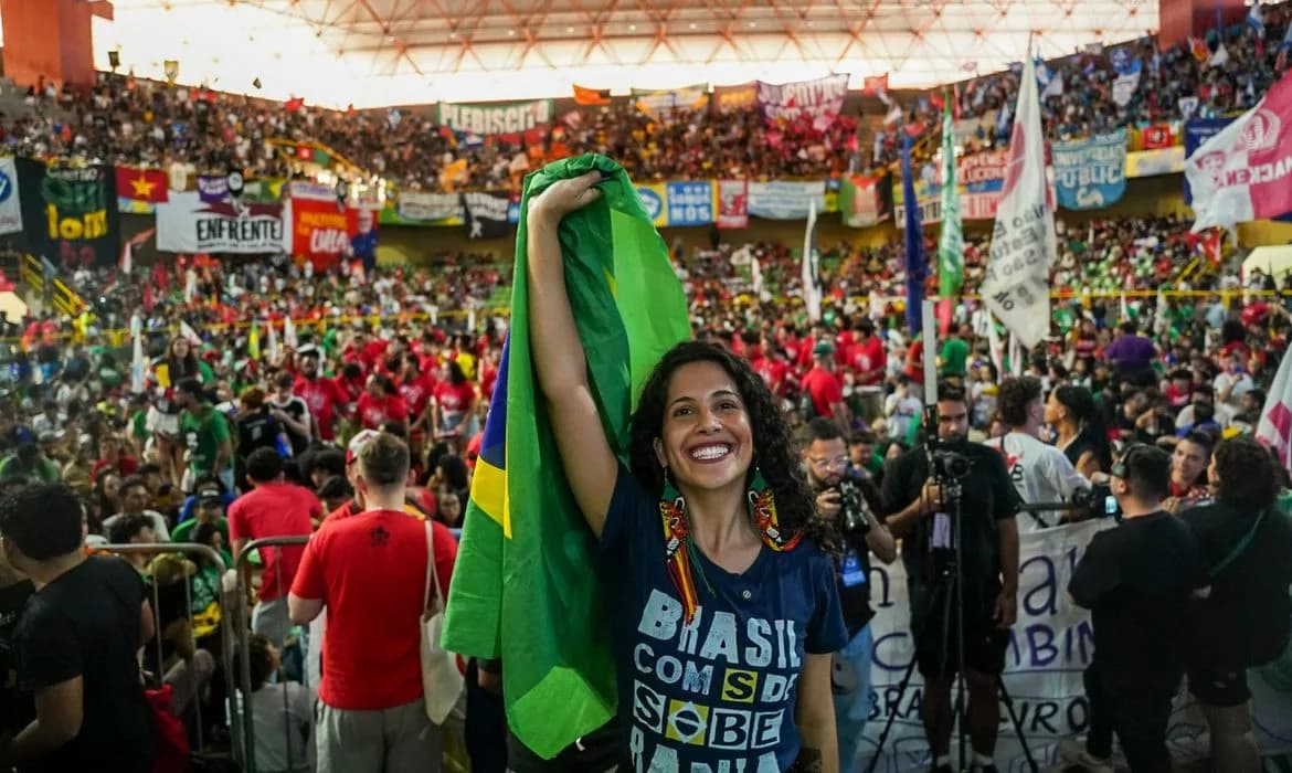 Bianca Borges assume UNE e lidera mobilização por soberania nacional
