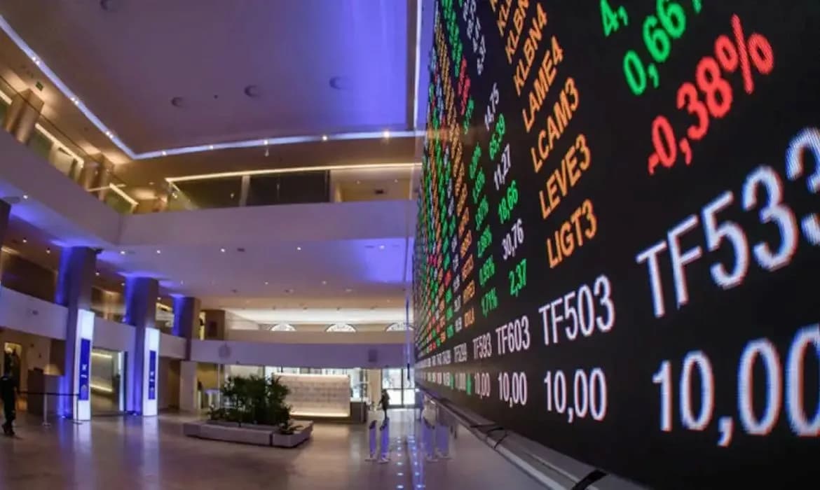 Bolsa cai a mínima de 3 meses e dólar sobe por retaliação de Trump
