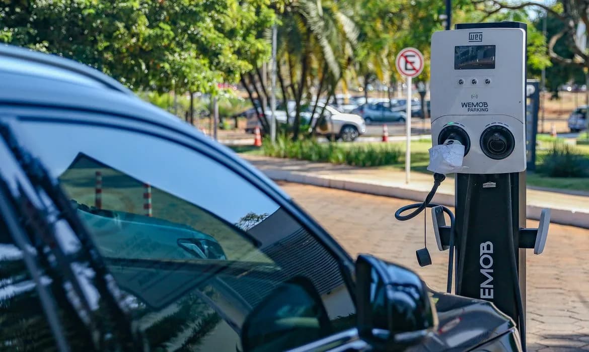 Brasil antecipa imposto sobre carros elétricos em apoio a montadoras