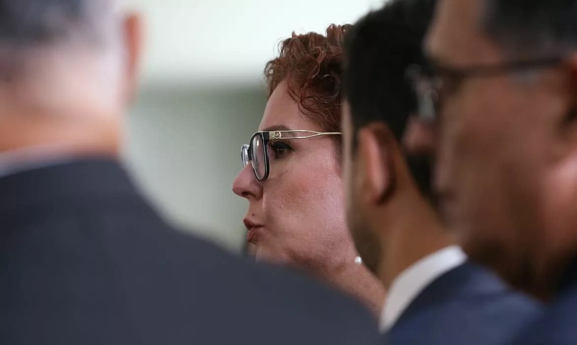 Carla Zambelli, foragida, é presa na Itália e aguarda extradição