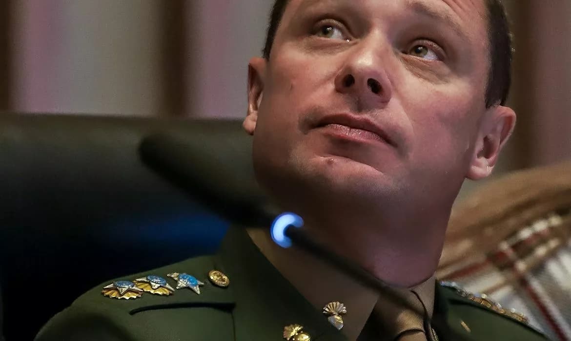 Cid: Bolsonaro leu minuta golpista e pediu alterações, diz em novo depoimento