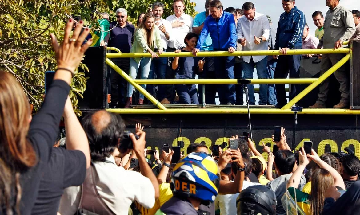 Com tornozeleira, Bolsonaro participa de motociata em Brasília