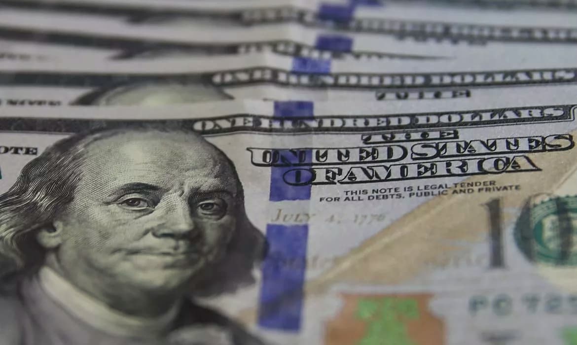 Dólar cai a R$ 5,56 e Bolsa sobe com alívio no mercado
