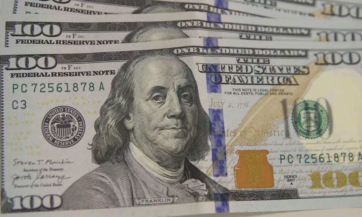Dólar Dispara: Ameaça de Trump eleva moeda a R$ 5,50 e derruba a Bolsa