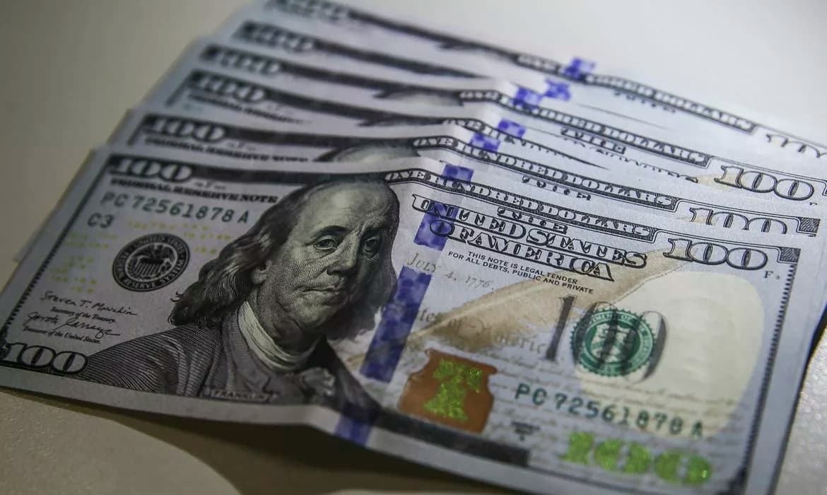 Dólar sobe 2,26% na semana; Bolsa tem pior queda semanal desde 2022