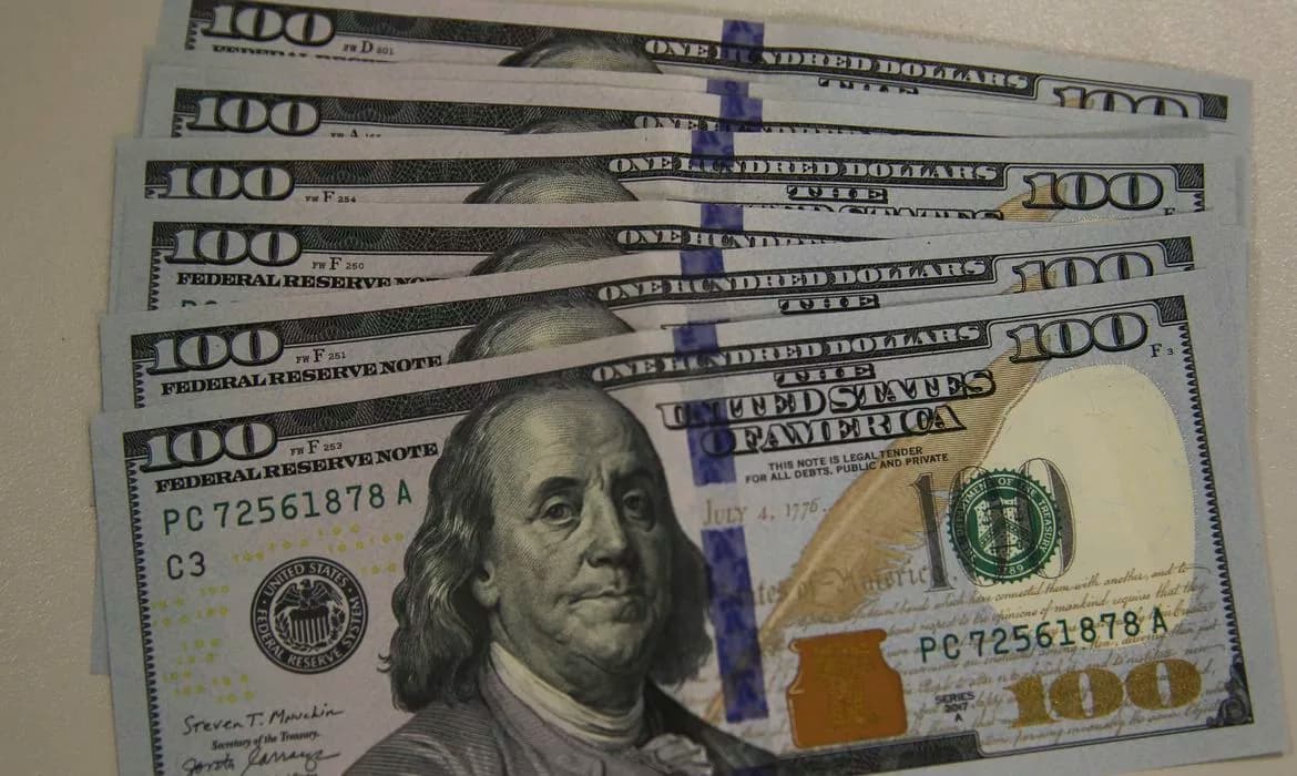 Dólar sobe com IOF e Ibovespa atinge 3º maior nível histórico em dia de otimismo