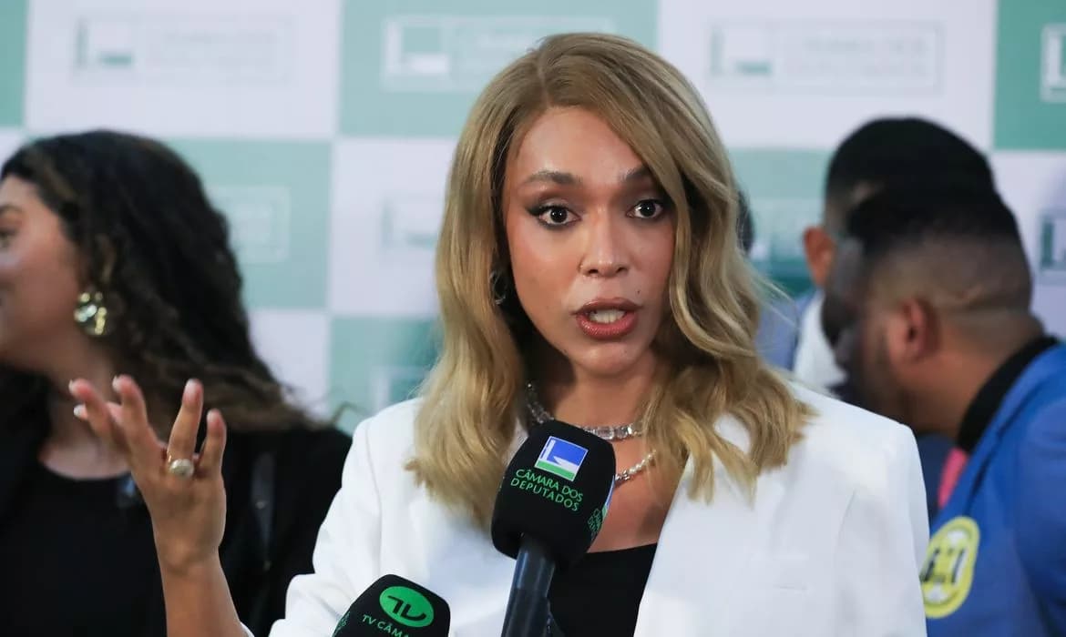 Erika Hilton pede bloqueio de contas de Eduardo Bolsonaro ao STF