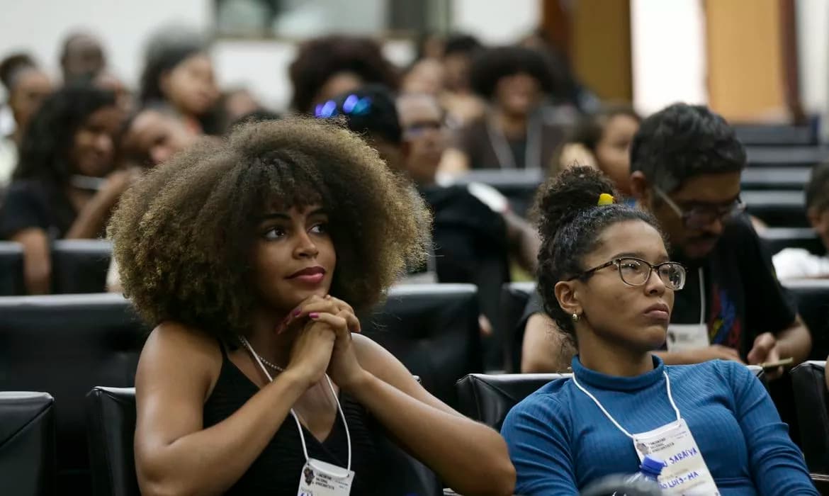 Estudo revela desigualdade racial persistente na pós-graduação brasileira