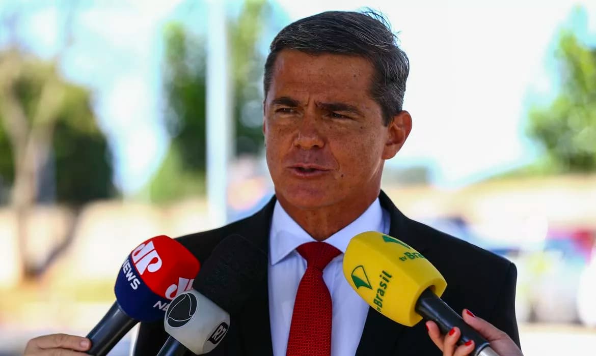 General Mário Fernandes justifica ida a acampamento e arquivo ‘Punhal’
