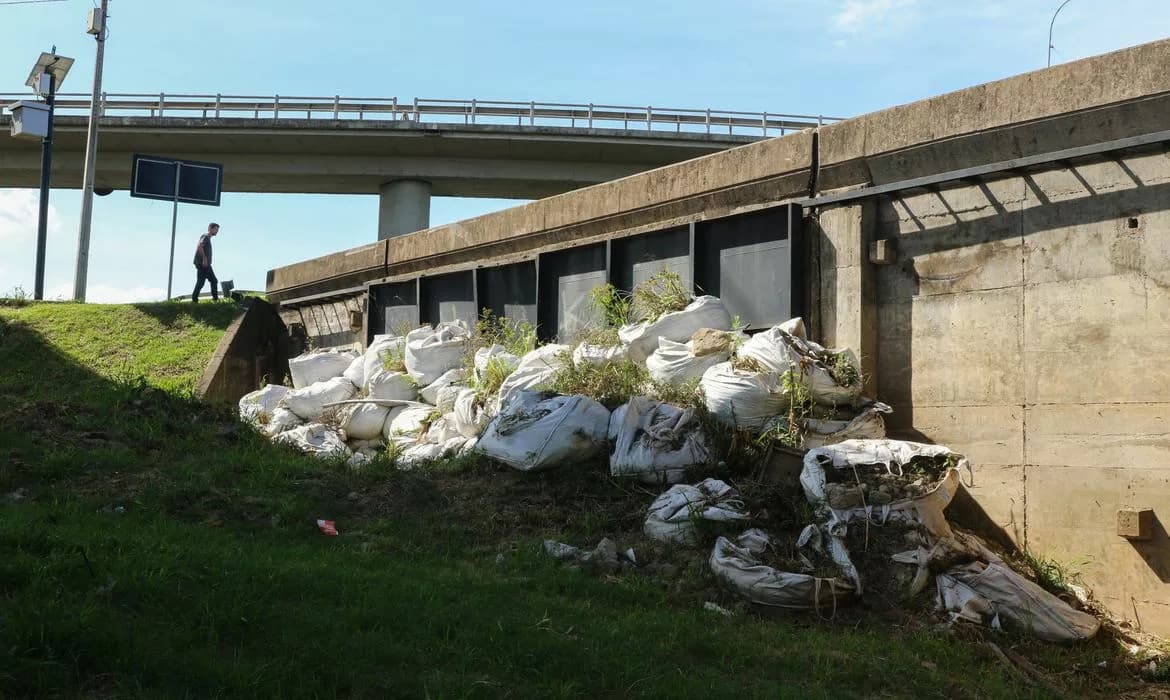 Guaíba baixa e Porto Alegre reabre comportas após alerta de cheias
