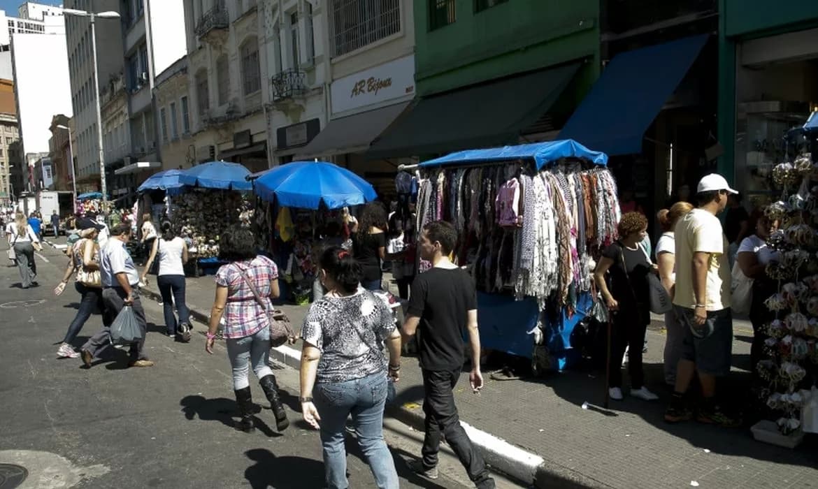 IBGE: Desemprego cai a 5,8%, menor nível histórico e salários sobem.