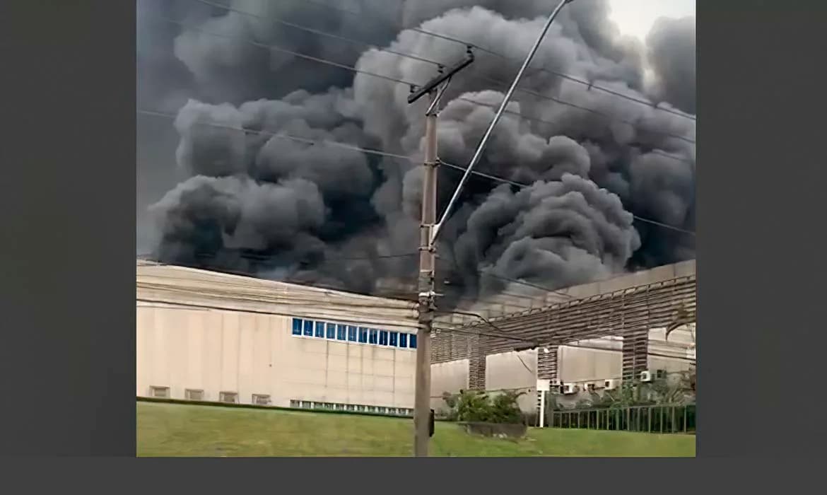 Incêndio incontrolável atinge 5 galpões com materiais combustíveis em Barueri