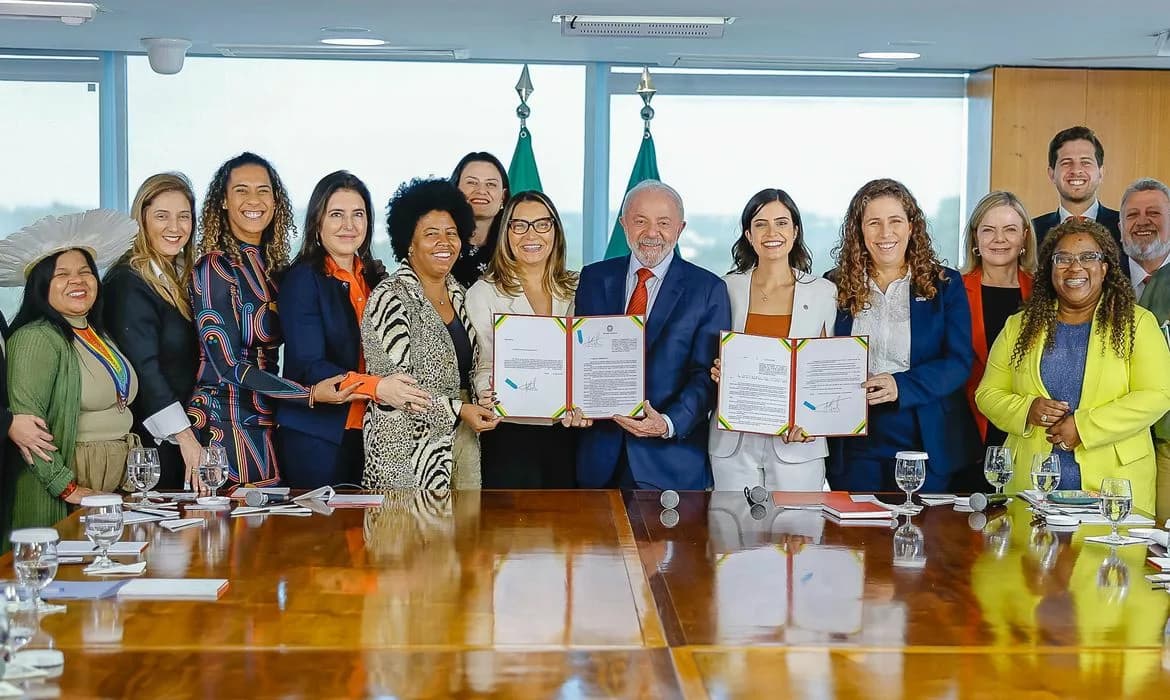 Lula sanciona lei que garante 30% de mulheres em conselhos de estatais