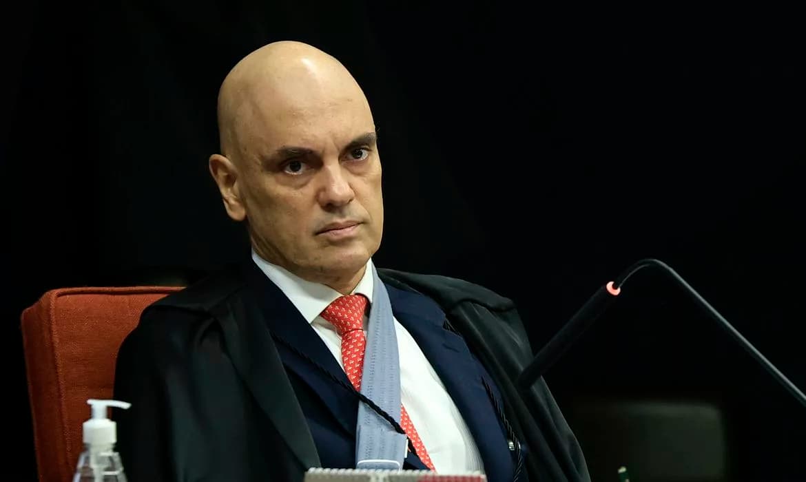 Moraes acusa Eduardo Bolsonaro de tentar barrar ação sobre trama golpista no STF
