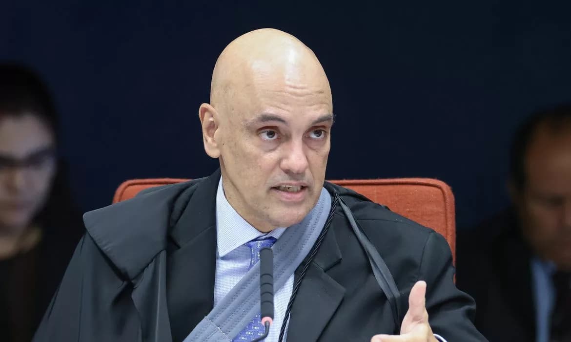 Moraes não prende Bolsonaro por violação pontual, mas adverte sobre novas falhas