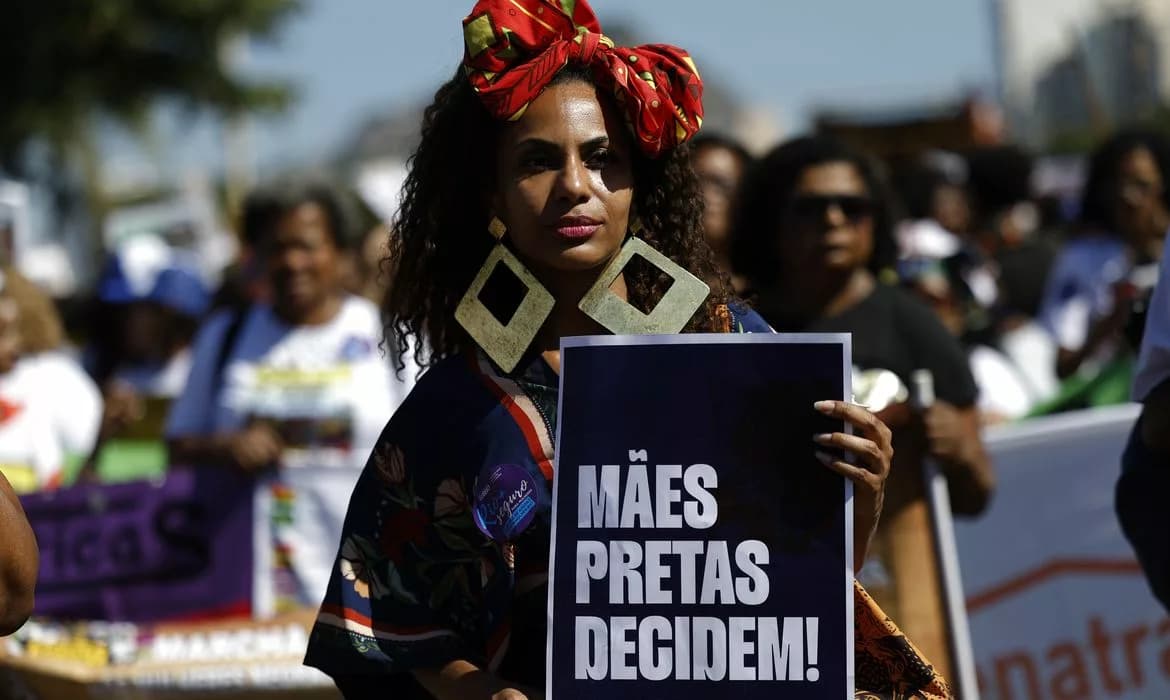 Mulheres negras marcham no Rio por justiça e bem-viver, homenageando Marielle