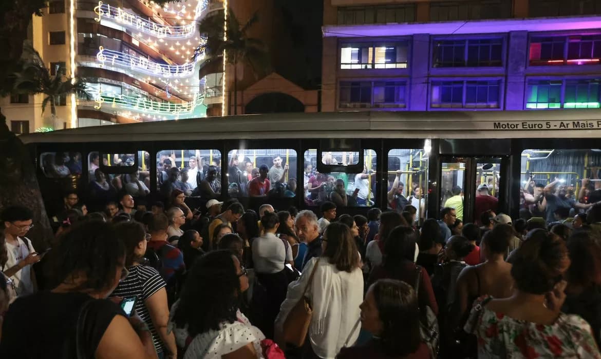 Onda de ataques a ônibus assusta SP e Baixada: mais de 600 casos registrados