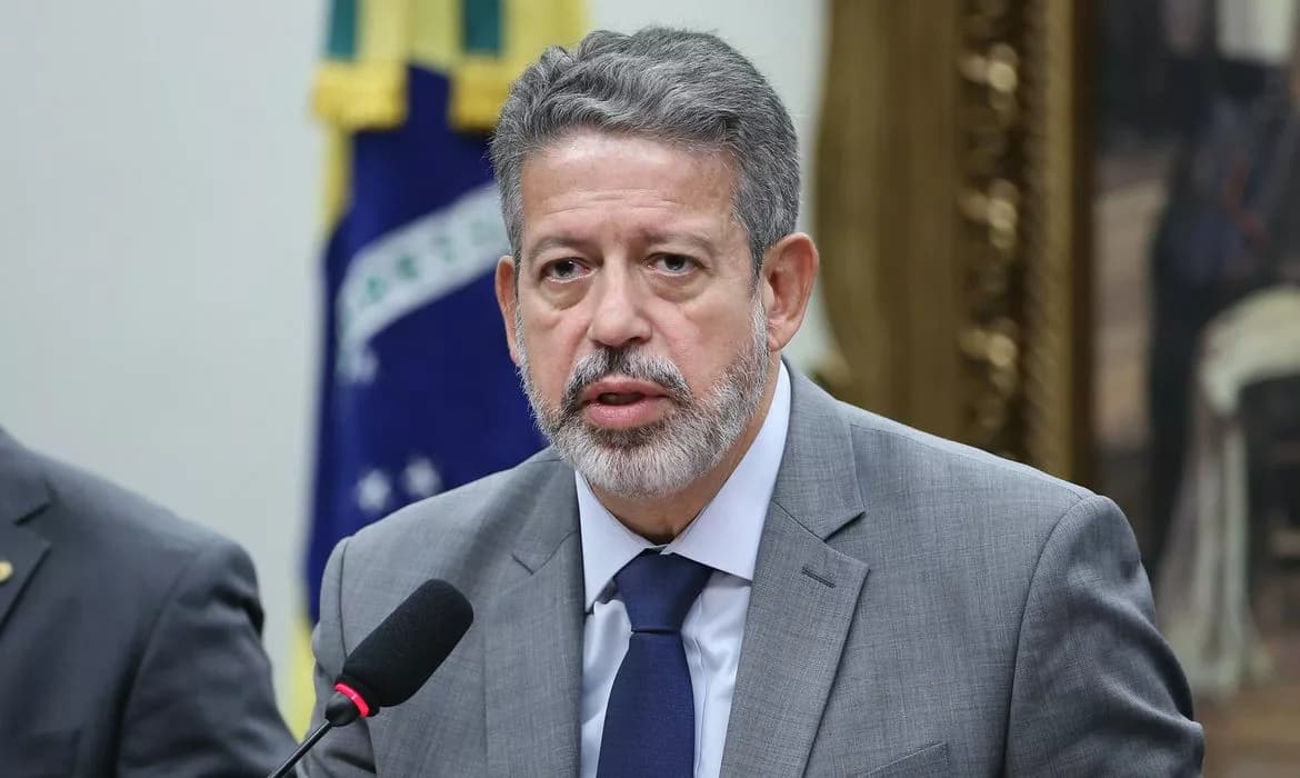 Reforma do IR: Lira amplia isenção para quem ganha até R$ 7.350 mensais