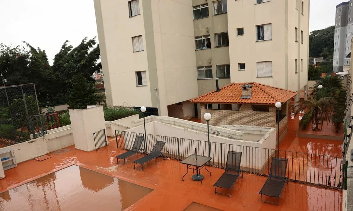 Rompe tubulação, alaga casas na Freguesia do Ó; Prefeitura isola área