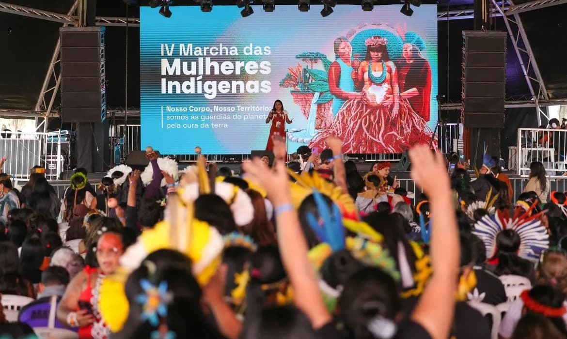 5 mil mulheres indígenas em Brasília por proteção da terra e da vida