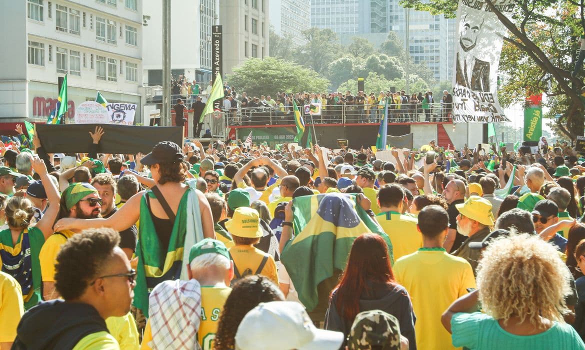Apoiadores de Bolsonaro pedem anistia e exaltam Trump na Paulista