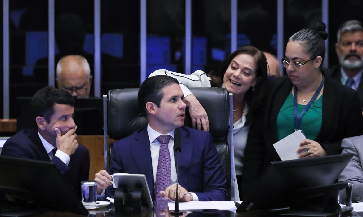 Câmara aprova urgência de PL que dobra isentos de IR para até R$ 5 mil