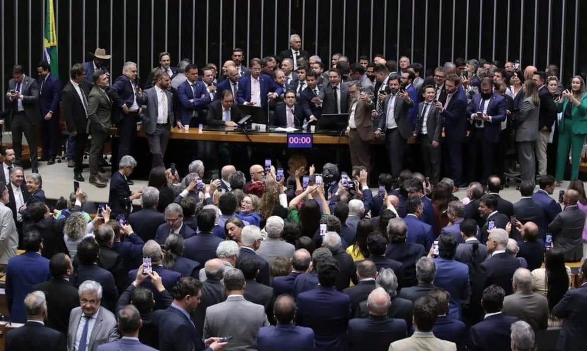 Câmara: Motta reabre sessão após protestos e exige respeito às regras