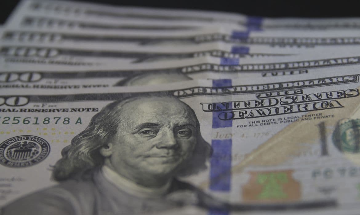 Dólar cai a R$ 5,39 com aposta em corte de juros nos EUA