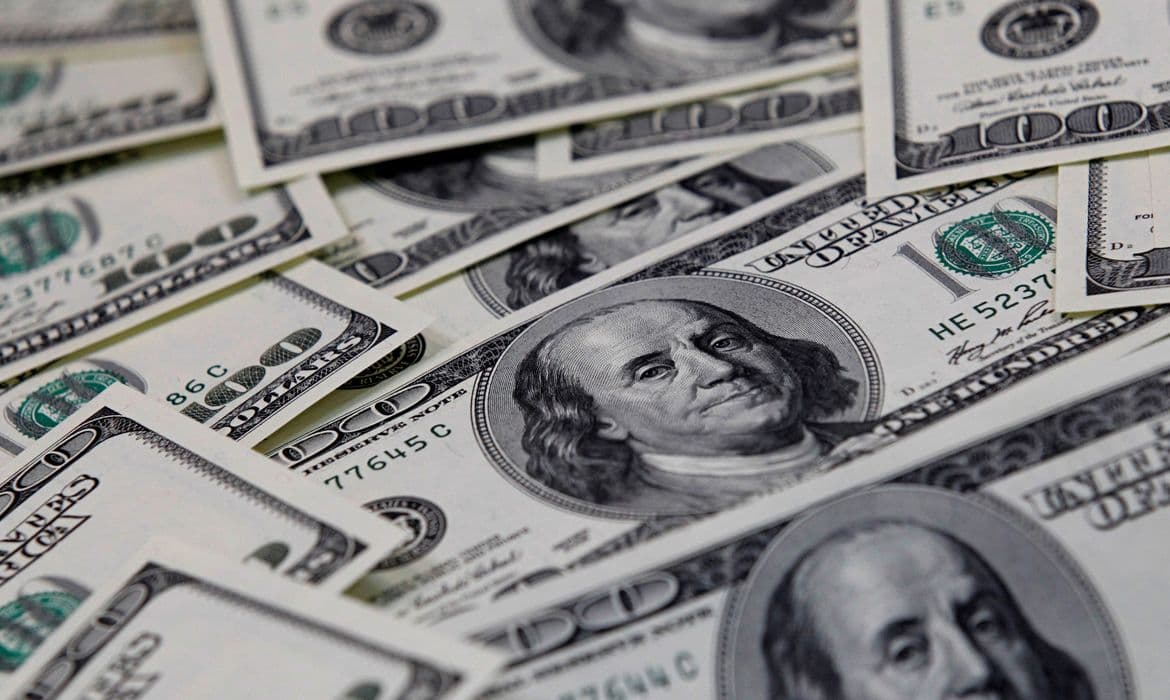 Dólar cai a R$ 5,54 por dados de emprego nos EUA; Bolsa também recua