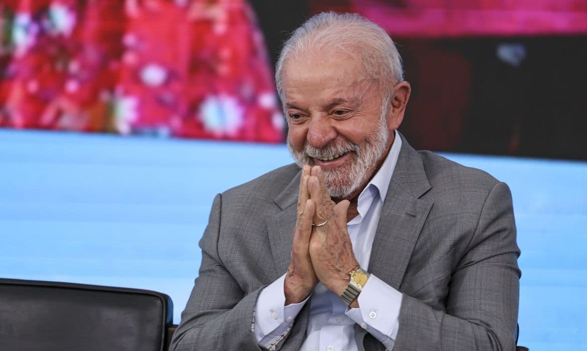 Lula: Brasil busca moeda alternativa e dialoga com EUA sobre tarifas