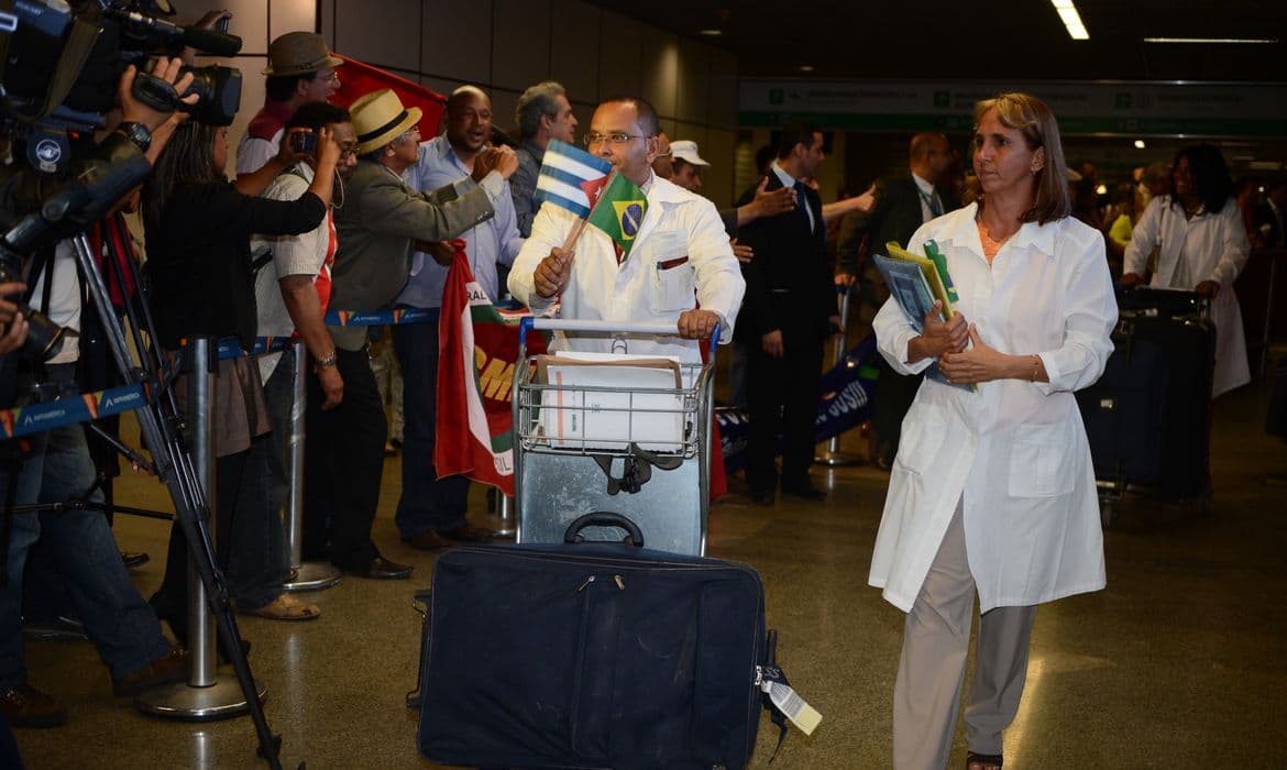Médicos cubanos no Brasil repudiam sanções dos EUA contra Mais Médicos