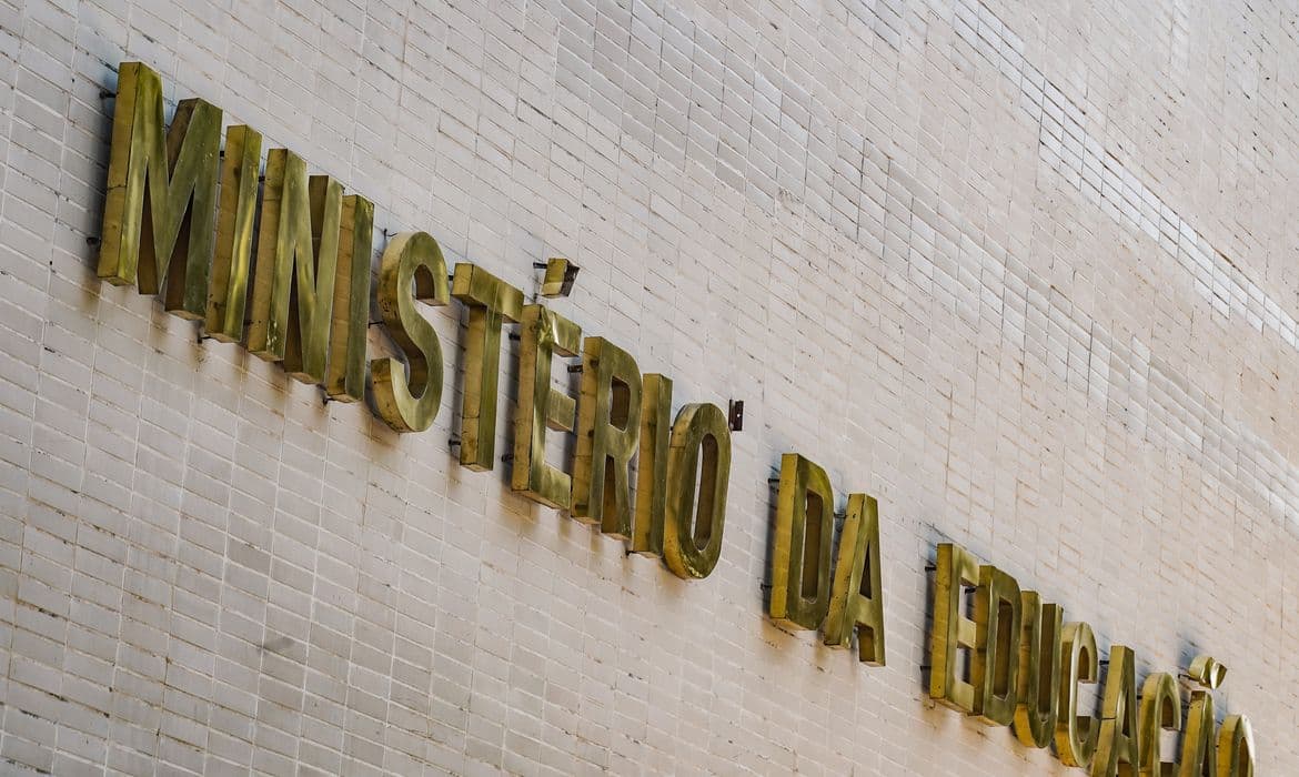 MEC lança curso de 180h para professores do Ensino Médio público