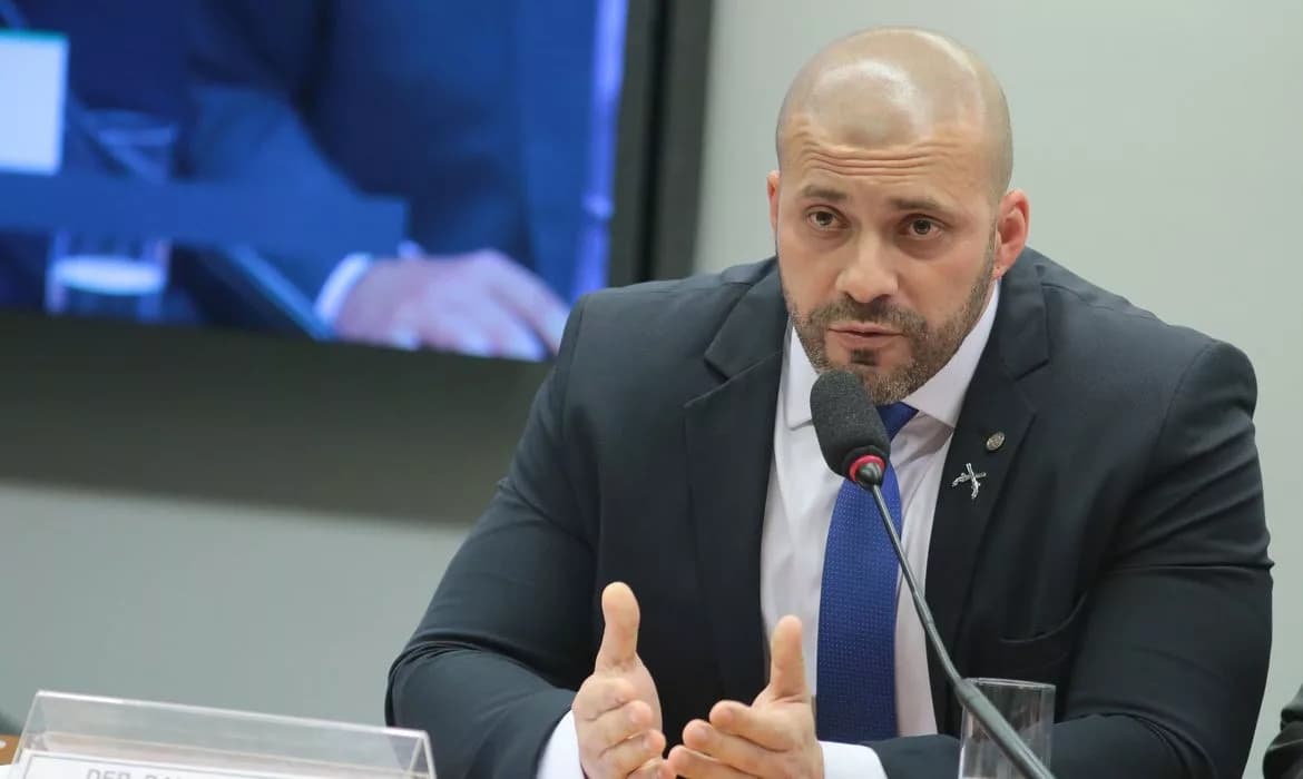 Moraes autoriza Daniel Silveira a deixar prisão para fisioterapia