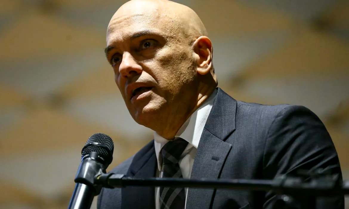 Moraes: Justiça não é tola ao prender Bolsonaro por violar redes