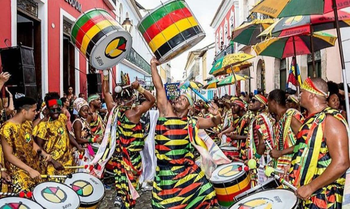 Olodum comanda Lavagem de Madeleine em Paris, maior festa afro-brasileira da Europa