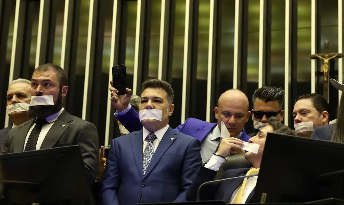Oposição ocupa Congresso exigindo anistia e impeachment de Moraes