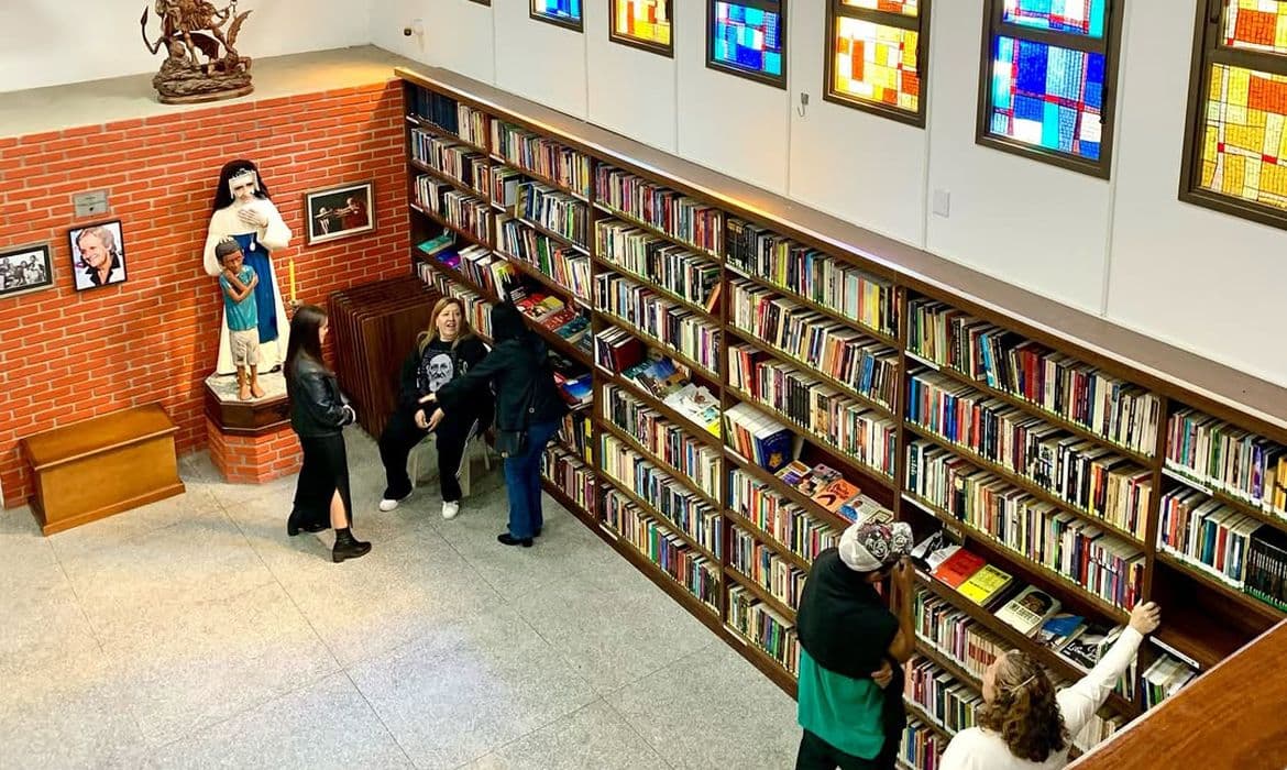 Pe. Júlio Lancellotti inaugura biblioteca para pessoas em situação de rua em SP