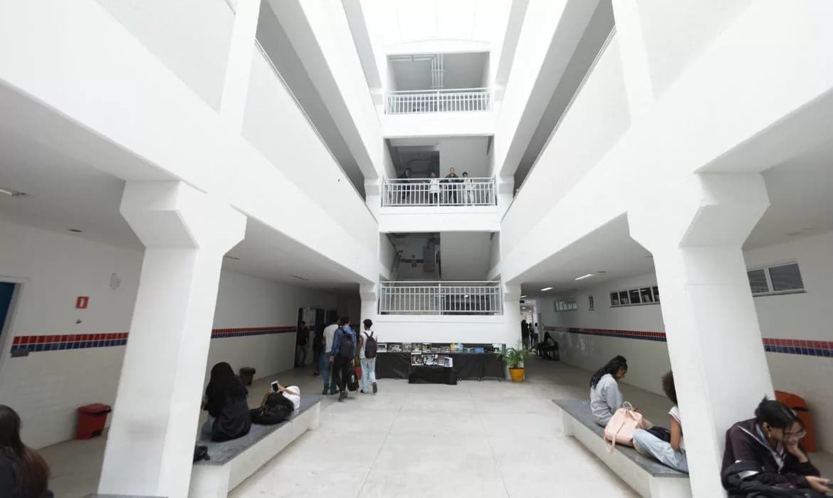 Resolução CNE fixa mínimo de 35 horas semanais em escola integral