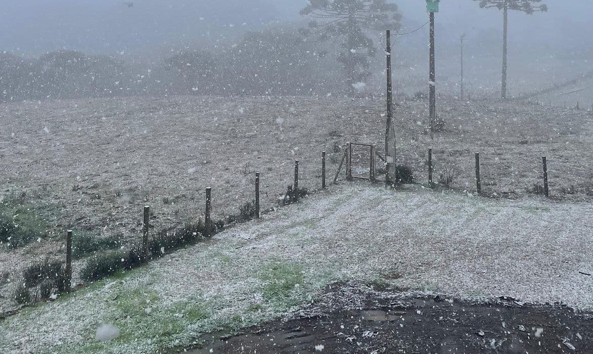 RS registra neve em cidades da serra; frio intenso persiste