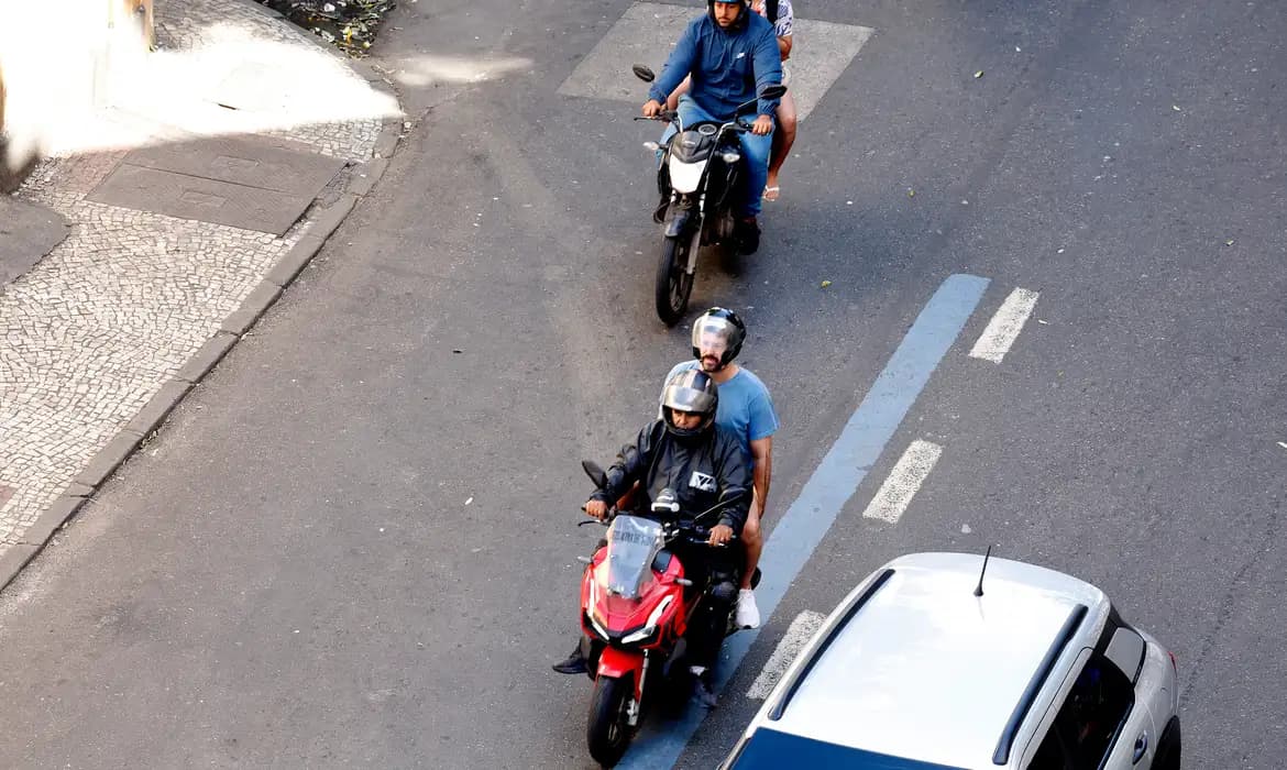 Segurança na moto: veja 10 cuidados para reduzir riscos no trânsito.