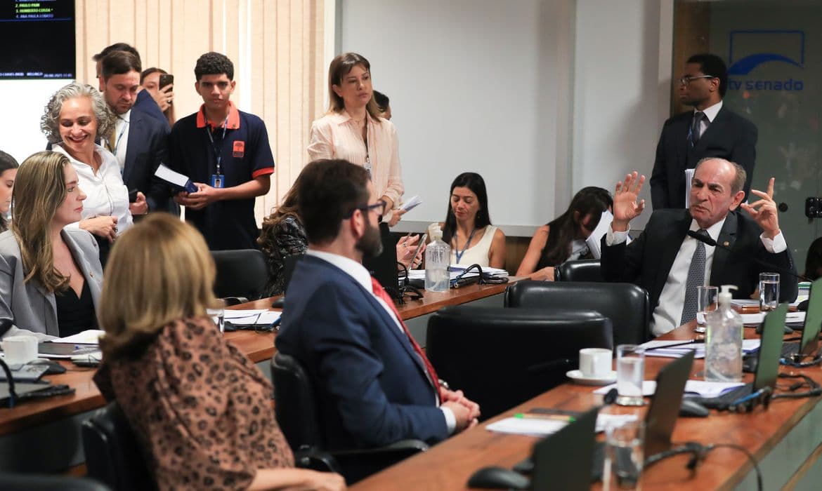 Senado aprova Código Eleitoral com voto impresso e redução de pena para fake news