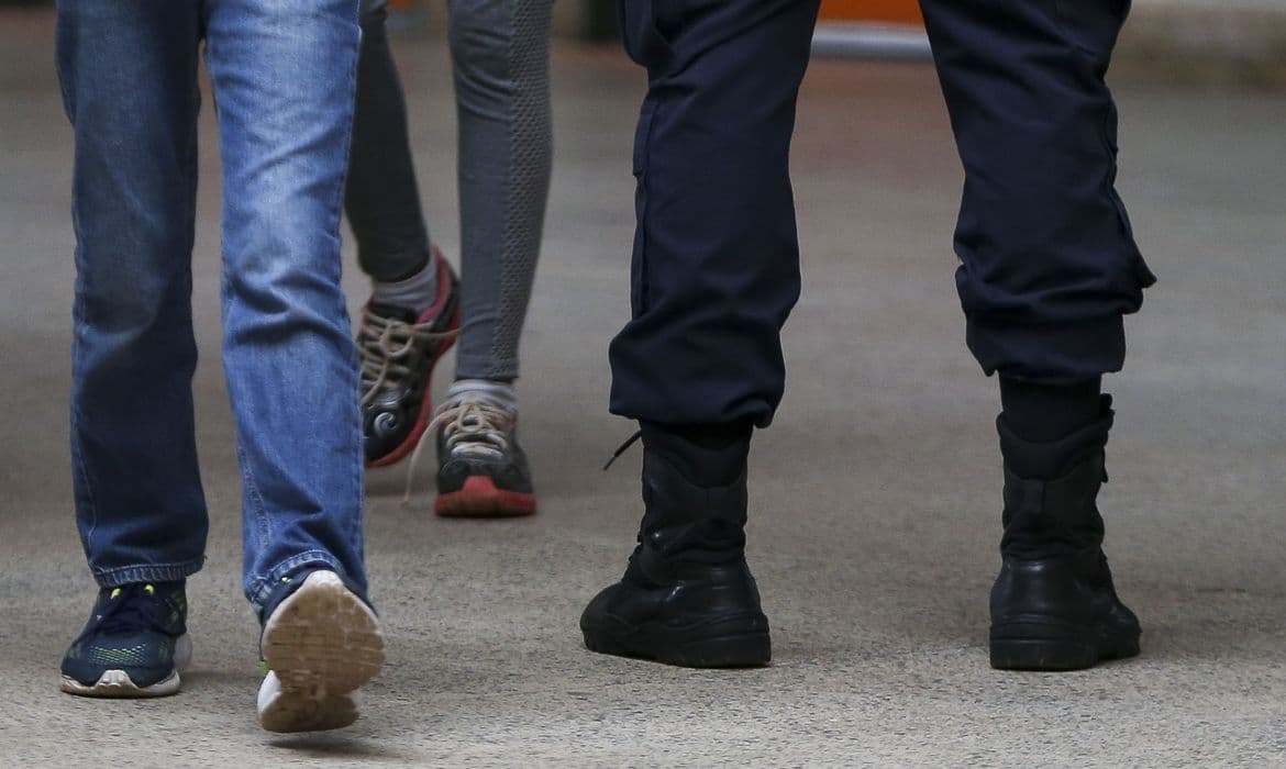 TCE-MG suspende programa de escolas cívico-militares em Minas Gerais