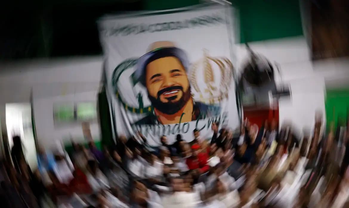 Velório de Arlindo Cruz vira festa com samba e homenagens no Império Serrano