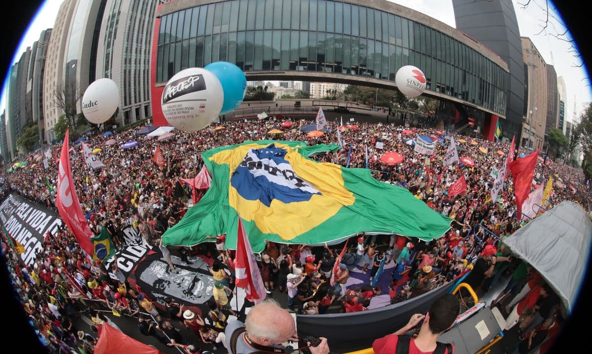 42 mil na Paulista protestam contra PEC da Blindagem e anistia a golpistas