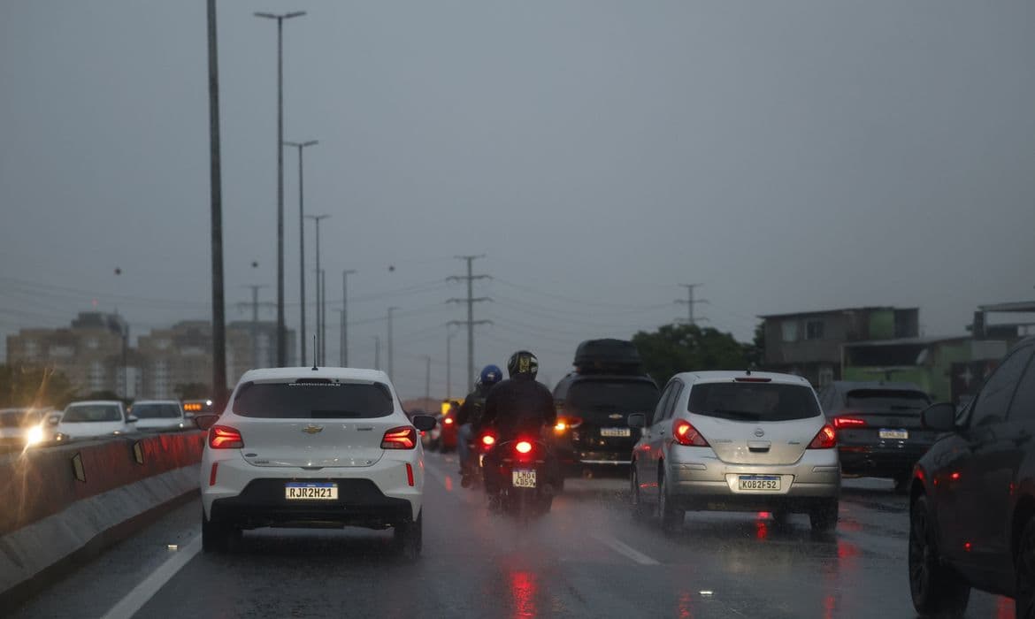 Alerta: Ventos de mais de 76 km/h atingem Rio e Petrópolis nesta terça