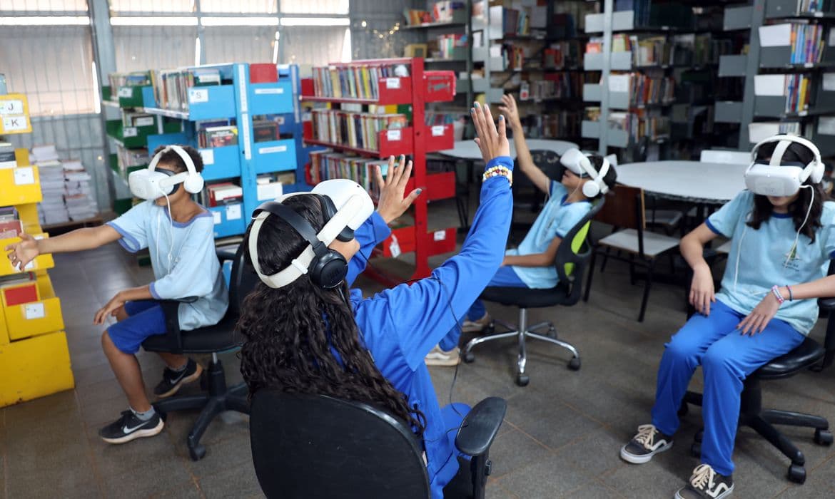 Alunos do DF viajam à Amazônia por realidade virtual e se emocionam