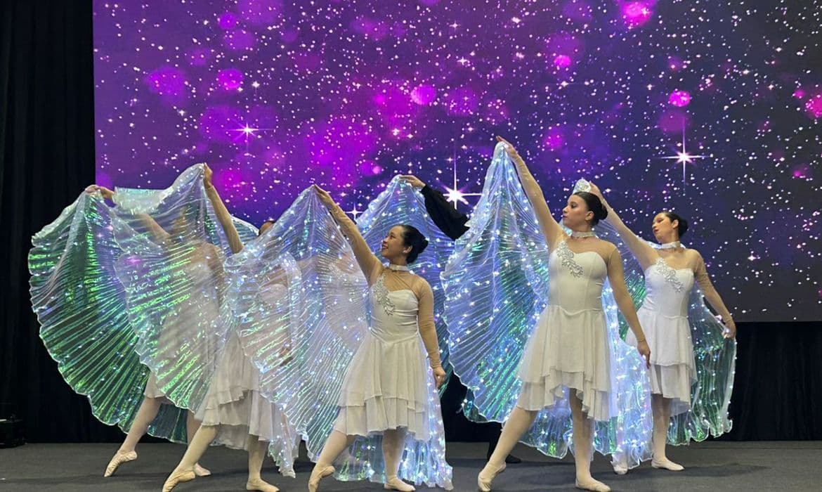 Bailarina cega Gisele Camillo realiza sonho e voa no palco com a dança