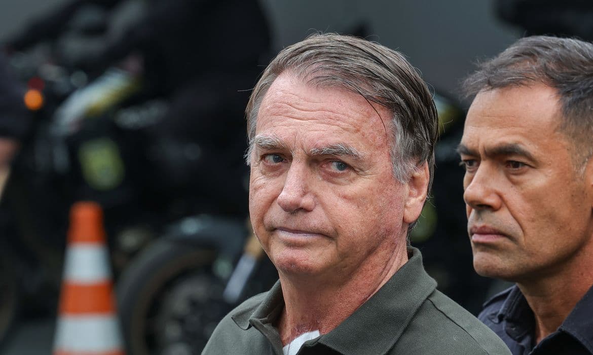 Bolsonaro remove lesões e volta à prisão domiciliar com anemia e pneumonia
